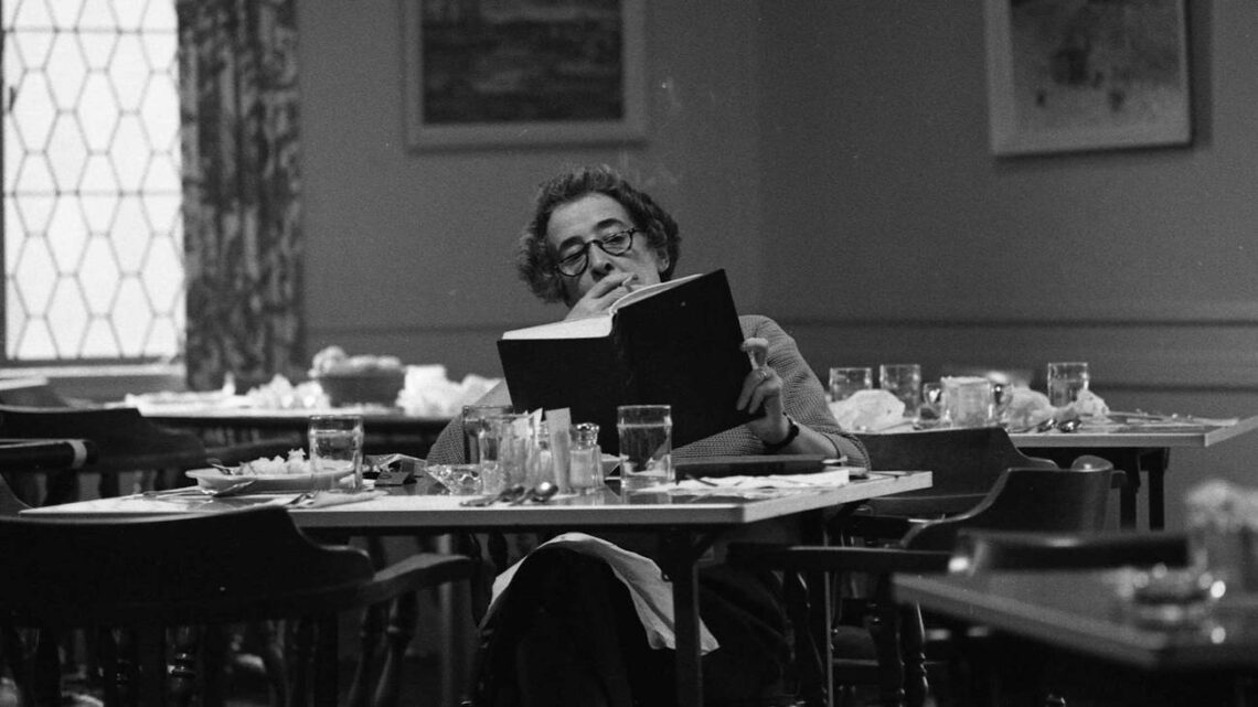 Hannah Arendt llegint en un cafè.