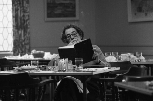 Hannah Arendt llegint en un cafè.