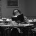 Hannah Arendt llegint en un cafè.